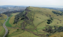 Blick von Arthur's Seat mit Edinburgh Castle im Hintergrund.