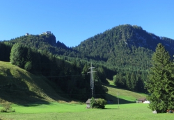 Blick auf Burgruine Ehrenberg (links) und Festung Schlosskopf (rechts).