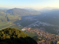 Blick auf das Tal (rechts unten ist Mezzocorona).