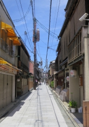 Eine Wohnstraße im Osten Kyōtos, wo auch unser Hotel lag.