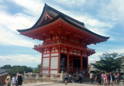 Ein Tor im Kiyomizu-dera Tempel.