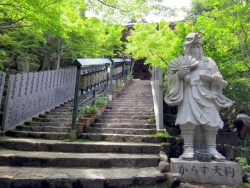 Zahlreiche Gebetsmühlen im Daishō-in Tempel.