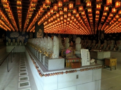 Eine Gedenkstätte im Tempel.