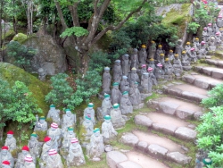 In der Tempelanlage gibt es ganz viele Figuren.