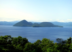 Die Insel Naka-no-shima auf dem Tōya-ko.