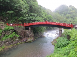Die heilige Shinkyo-Brücke.