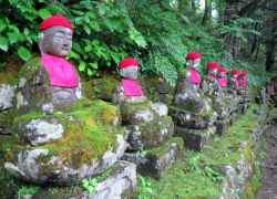 Zahlreiche Jizo-Statuen am Flussufer.