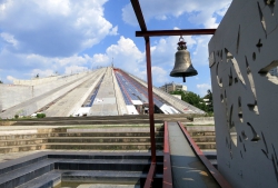 Pyramide von Tirana und Friedensglocke.