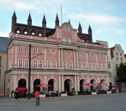 Rostocker Rathaus im gotischen Stil mit Barockfassade.