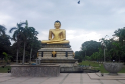 Ein goldener Buddha im Vihara Mahadevi Park.