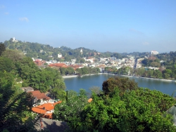 Blick auf Kandy, den See und die Buddha-Statue.