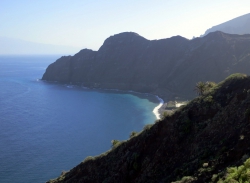 Wunderschöne Klippen und blaues Meer auf La Gomera.