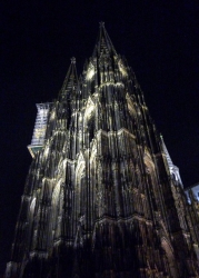 Kölner Dom bei Nacht.