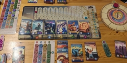 Trekking: Reise durch die Zeit – Spielplan und Auslage.