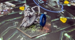 Nemesis – Tod des Captain mit entsprungener Larve (Szene nachgestellt). Nemesis – Tod des Captain mit entsprungener Larve (Szene nachgestellt).
