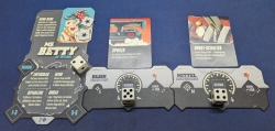 Thunder Road: Vendetta – Spielertableau mit Kommandotafel und Anführer Thunder Road: Vendetta – Spielertableau mit Kommandotafel und Anführer
