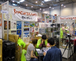 Designer BakaFire erklärt sein Spiel am JaponBrand-Stand.