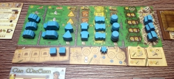 Clans of Caledonia: Ein aufgeräumtes Spielertableau.