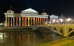 Das erleuchtete Staatsarchiv (links) und Außenministerium (rechts).