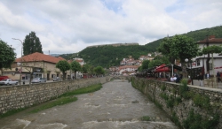 Prizren mit Festung im Hintergrund.