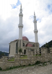 Die neue Moschee in Radomirë.