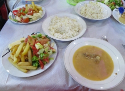 Abendessen mit Bohnensuppe, Reis, Pommes und Salat.