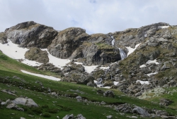 Ein kleiner Wasserfall im Gebirge.