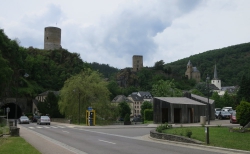 Burg Esch-Sauer mit Kapelle und dem Aussichtsturm.