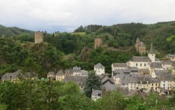 Burg Esch-Sauer mit Kapelle und dem Aussichtsturm aus einer anderen Perspektive.