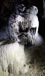 Ein gefährliches Tropfsteinhöhlenmonster in Han-sur-Lesse.