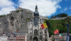 Stiftskirche Notre-Dame de Dinant vor der Zitadelle (oben).