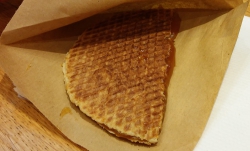 Eine halbe Stroopwafel.