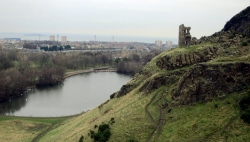 St. Anthony's Chapel und St. Margaret's Loch.