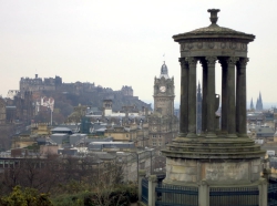 Ausblick von Calton Hill auf Edinburgh Castle.