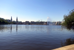 Gemütlich an der Binnenalster sitzen.