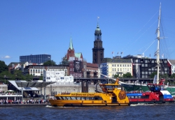 Die Schiffe brachten einem über die Elbe zum Theater.