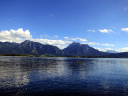 Forggensee mit Blick auf die Alpen.