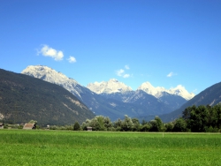 Blick auf die Berge hinter Imst.