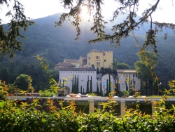 Schloss Trautmannsdorff (links darüber die Gärten).