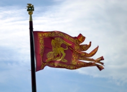 Die Fahne Venedigs mit dem berühmten geflügeltem Löwen.