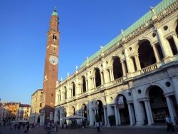 Basilica Palladiana mit dem Torre Bissara.