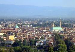 Blick auf Vicenza (von Monte Berico aus gesehen).