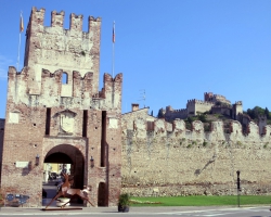 Stadtmauer und Burg von Soave.