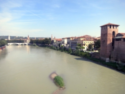 Blick auf das Ufer der Etsch in Verona.