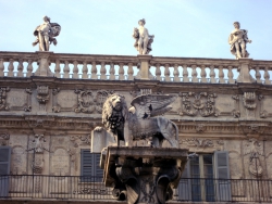 Leone della Serenissima auf dem Piazza della Erbe.
