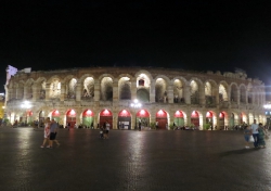 Arena bei Nacht.