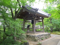 Ein Mönch schlägt die Glocke im Jōjakkō-ji Tempel.