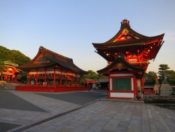 Am Abend beleuchtet die Sonne den Schrein sehr schön.