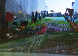 In Kyōto läuft auf der Treppe eine Bildanimation durch.