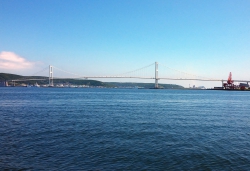 Die Brücke und dahinter die Industrie von Muroran.